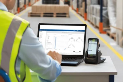 Software de gestión de almacén controlando inventario en tiempo real