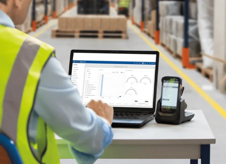 Software de gestión de almacén controlando inventario en tiempo real