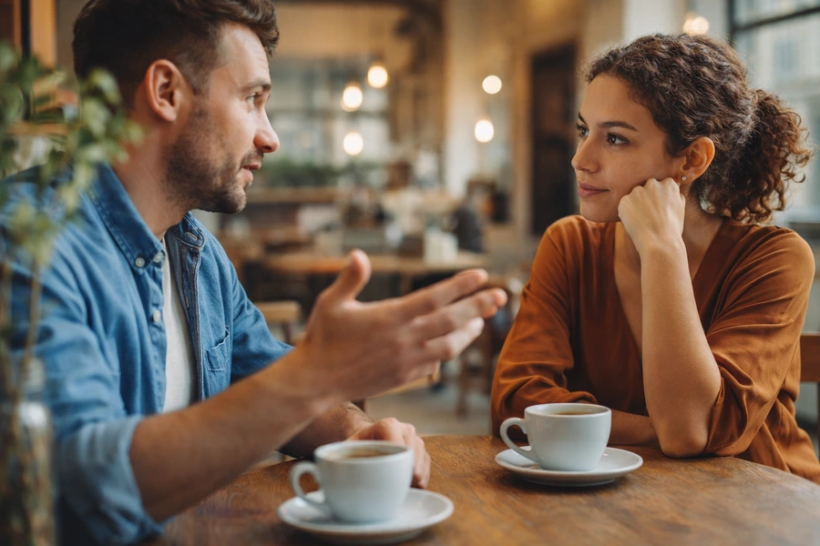 Ejemplo de empatía: escucha activa entre amigos demostrando comprensión emocional